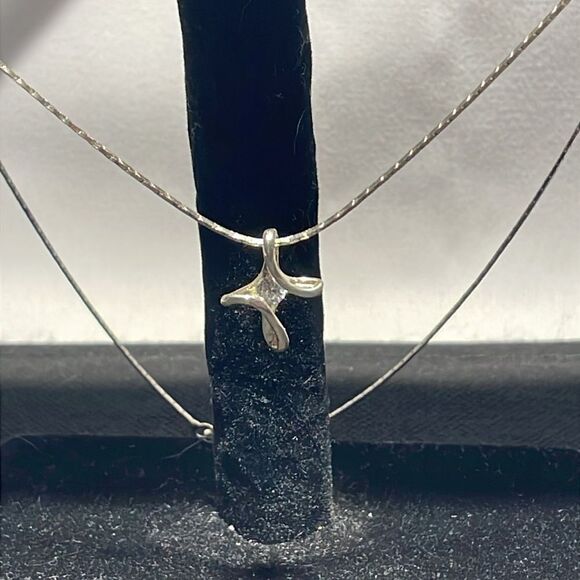 Beautiful necklace with star pendent - Picture 3 of 9
